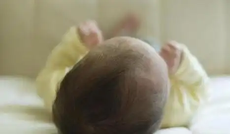 宝宝后脑勺平得像"砖头",宝妈急得叹气,奶奶出一招问题解决了