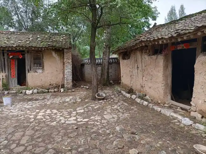 这家地主被批斗,最终被撵到牛棚里居住,地主院就被批斗地主最狠的五户