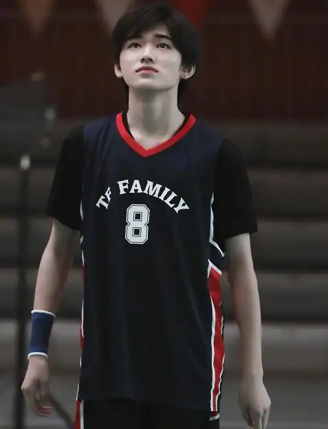 宋亚轩照片登上考卷,造型辨识度超高,粉丝不看题目能答对?