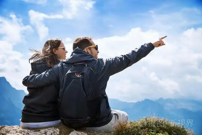 夫妻俩的一座山上的旅行mangart朱利安阿尔卑斯山斯洛文尼亚