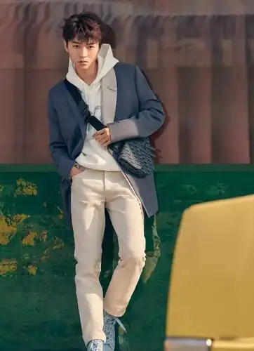 王俊凯真大胆,西装搭配运动鞋,男神范十足