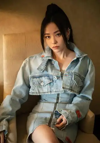 张靓颖太会穿了,牛仔连体短裙展现好身材,腿好细