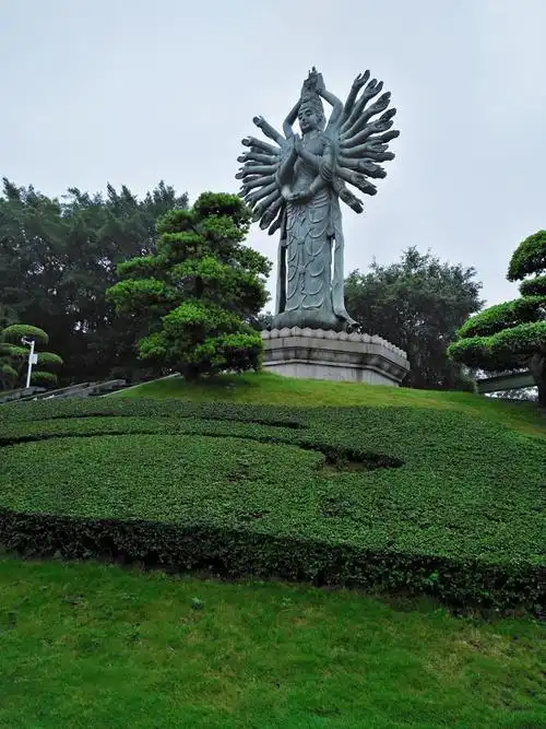 她是目前世界上面积最大,内容最丰富的实景微缩景区,占地四百五十亩