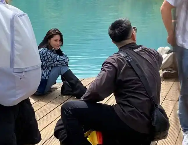 何教官陪张馨予游蓝月谷,拎包蹲地拍照太宠妻,4岁囡囡近况曝光_何捷