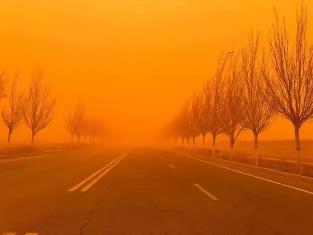 3月27日,内蒙古苏尼特右旗出现大风,强沙尘暴天气.