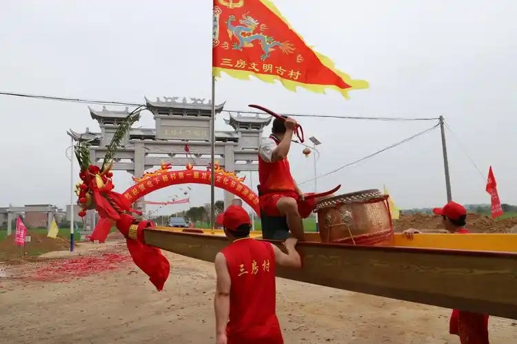 龙舟上的旗帜高高飘扬