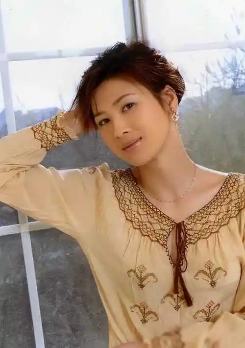 原创32岁嫁温州首富童蕾因丈夫入狱负债引关注