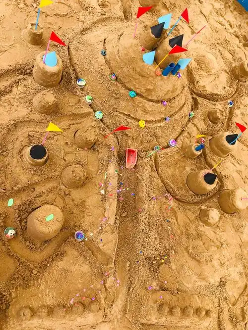 城堡搭建三重奏～～～～小二班玩沙记