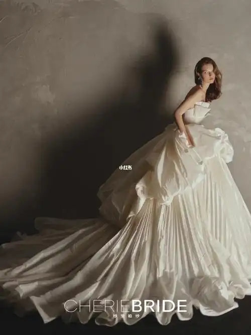 艺术家怦然心动的灵感缪斯女神的缎面婚纱