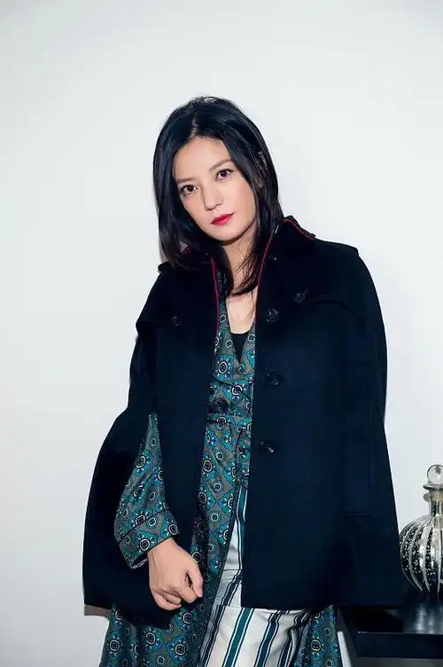 赵薇身穿垫肩衬衫好有气势,但无修镜头下,脸上的皮肤也"松垮"