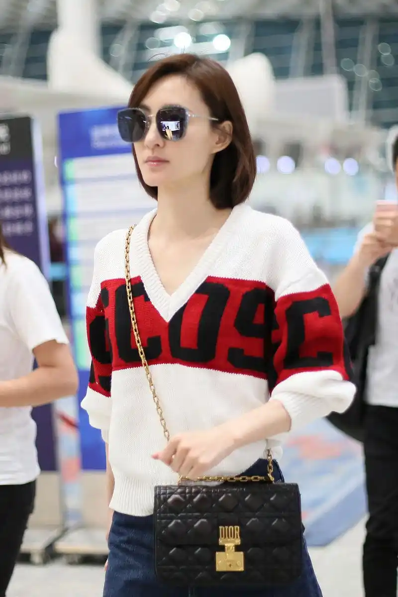 王丽坤街拍:gcds毛衣搭配牛仔裙 dioraddict包袋经典时髦