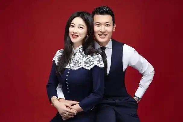 在明星光环照耀的娱乐圈,朱珠和王昀佳这对夫妻的生活似乎被外界想象