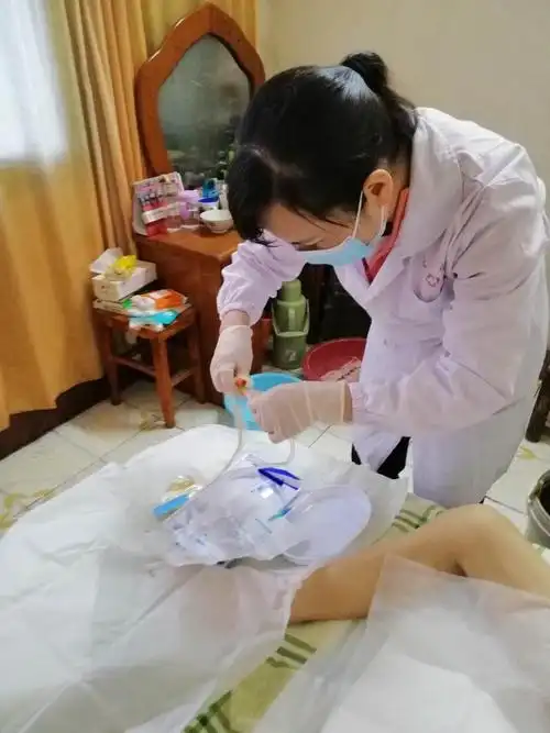 为患者行无菌导尿术,每月更换一次导尿管.