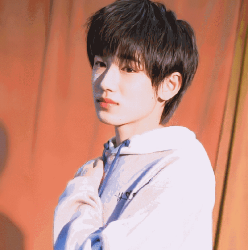 宋亚轩马卡龙色西装#宋亚轩粉色系穿搭look小合集治愈阳光boy的甜蜜