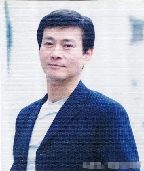 年过70的郑少秋一张普通过马路图片看了让年轻人汗颜