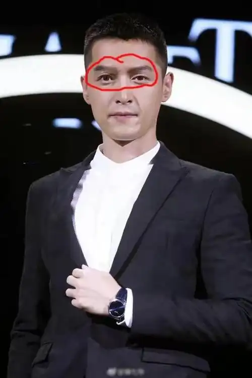 平头 黑西装!胡歌帅气现身笑称:一回来就打工