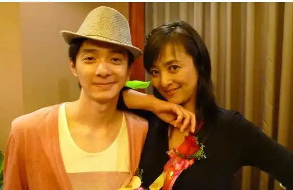 曾坦言不嫁国人,三嫁外国人被甩,今55岁带儿子回国赚钱_李勤勤_发展