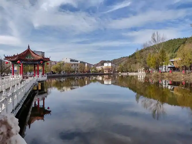 美丽南岔晚秋月牙湖