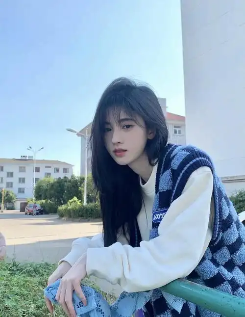 原创鞠婧祎真会穿棋盘格开衫配白卫衣少年感爆棚嫩似高中生