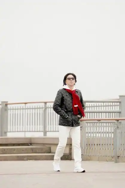 51岁高晓松吃路边摊 暴瘦后变v脸被赞颜值逆袭