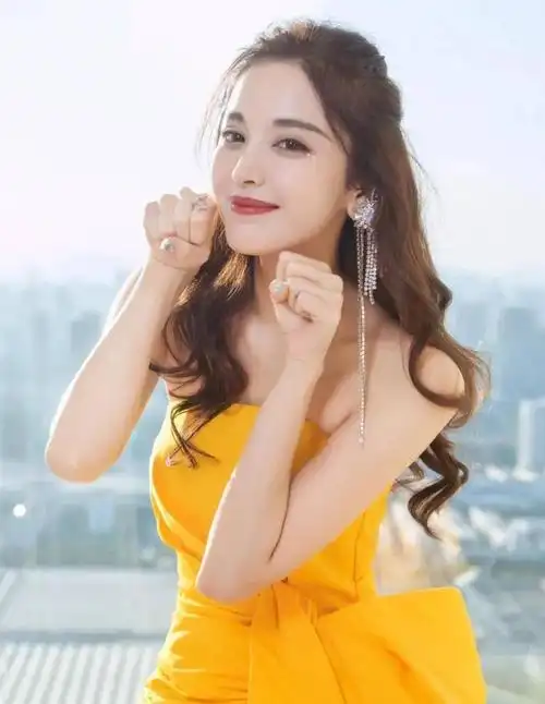 古力娜扎美图大秀事业线!雪肤玉貌魔鬼身材太性感火辣 明星搭配 第1张