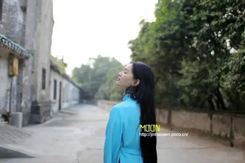 武大校花拍清纯穿越写真 长发飘飘清纯可人