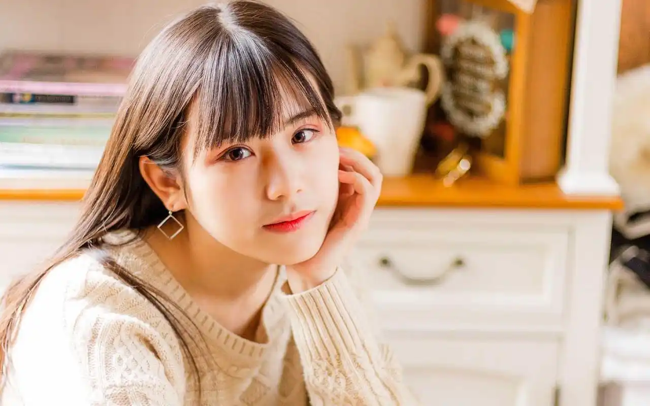 刘海文艺美女居家甜美写真图片壁纸