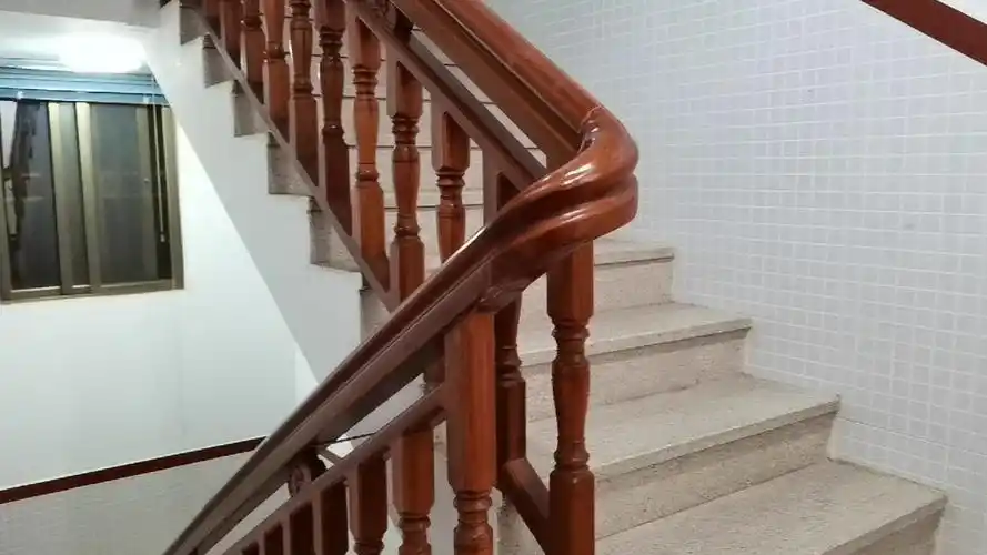 家装楼梯扶手选什么款式好?——实木经典又耐看