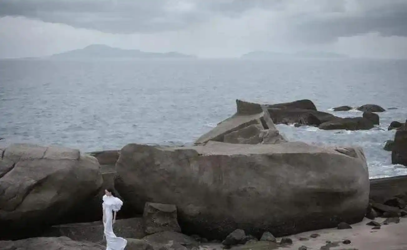 百家号星火计划# 佟丽娅海边一组美照太惊艳了,佟丽娅穿白色拖地游膊