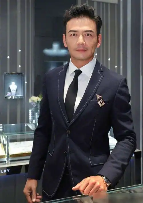 具有独特男人味道的杨烁,西装与休闲尽显沧桑感,满满的雅痞风范