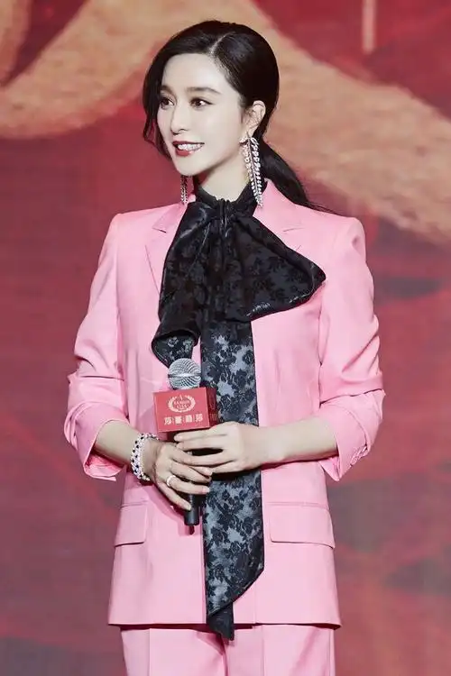 范冰冰分手后第一个情人节!素颜穿联名短t,结果撞脸迪丽热巴