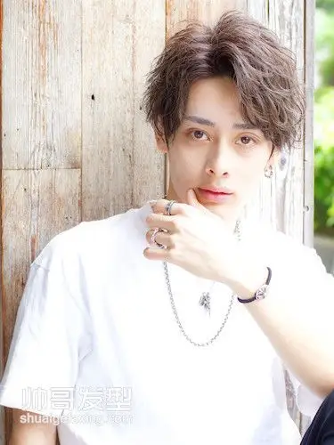 男生潮发型日式中分发型图片