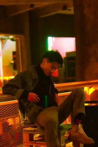 标题:一组男生室外夜景写真