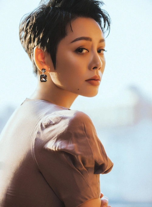 原创宁静把滞销色口红玩出花样中毒色也能个性十足不愧是女王