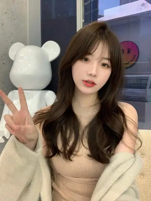 超级减龄韩系卷发搭配法式刘海被姐妹追着问的发型发色冷棕冷茶显白发