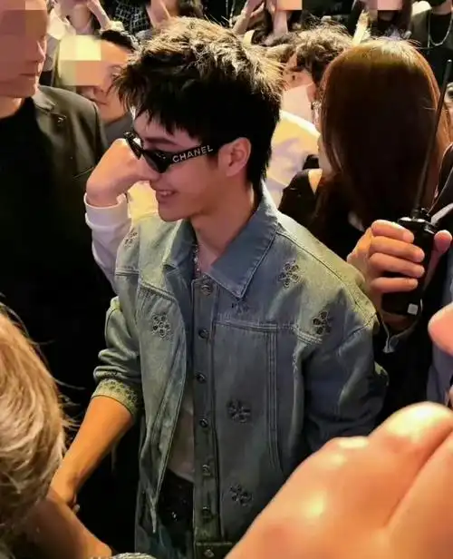 王一博香奈儿大秀排面