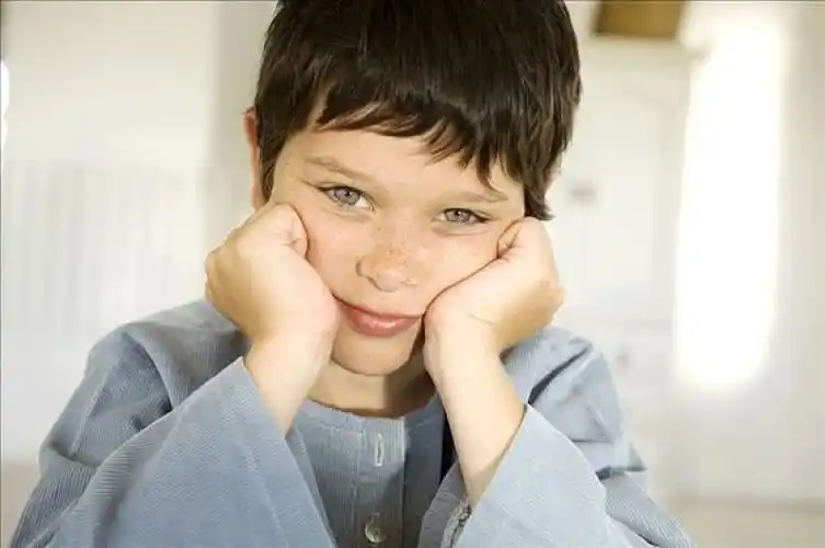 肖像,小男孩,手托脸_高清图片_全景视觉