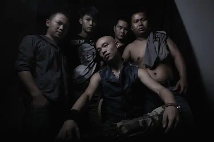 乐队因人员变动队名也随之更换,2008年来深圳发展现乐队成员分别来至