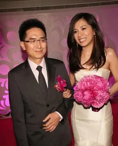 侯湘婷老公是捷安特老董的孙子 侯湘婷身穿纽约设计师selia yang纯白