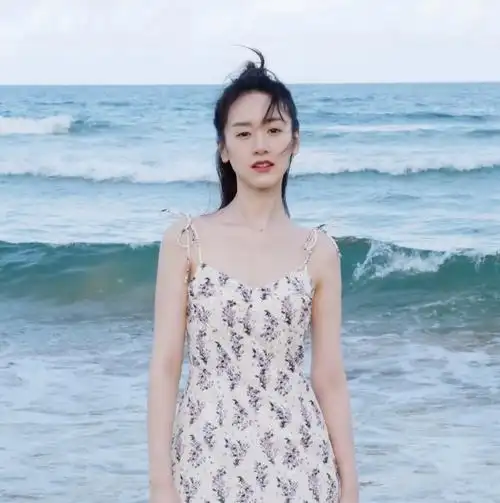 袁冰妍穿吊带裙在海边拍照,肤白貌美很吸睛,这小细腿更是绝了