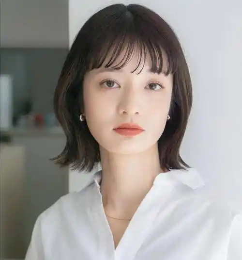 发丝蓬松,搭配刘海,温柔又显脸小_头发_发型_女性