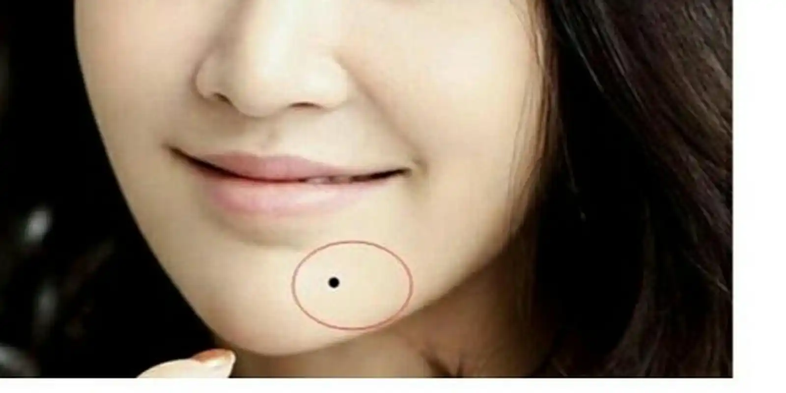 女人下巴有痣的第1个寓意就是事业,家庭能够得到双丰收,一般来说下巴