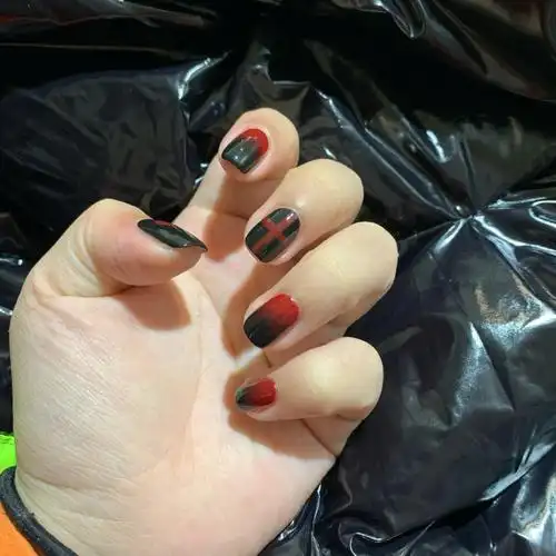 美甲分享  #手绘美甲黑红渐变美甲真的好看,本来想搞成白色,后面