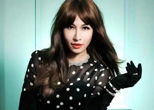 知名歌手萧亚轩的长相怎么变了?脸颊凹陷,鼻子怪异