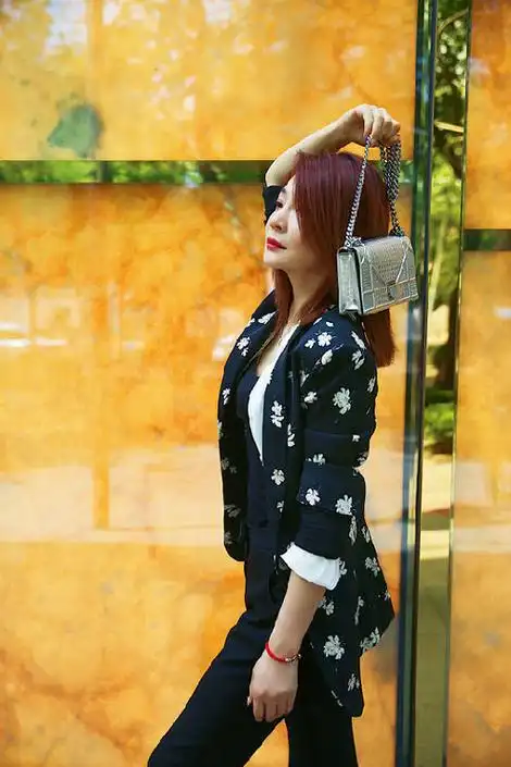 最美赛车手张岩生活写真展现职业女性优雅另一面