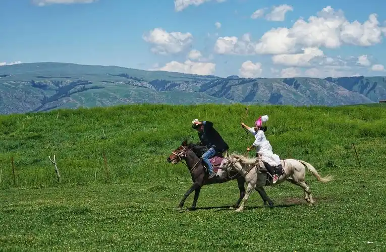 热情的哈萨克族一家人为我们表演