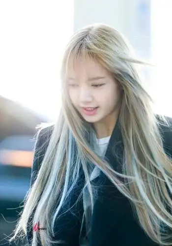 blackpink的lisa,新发色"人间芭比",什么颜色都hold住的小仙女!