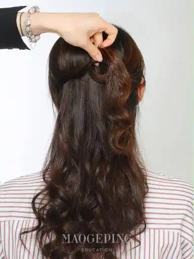 多两分钟就能让简单的半扎发看上去不简单