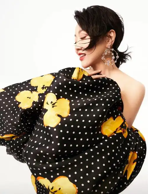 闫妮  佩戴swarovski constella大圈耳环,swarovski hyperbola束颈