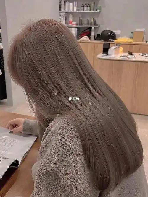 灰棕色质感拉满显白高级的发色龙口染发